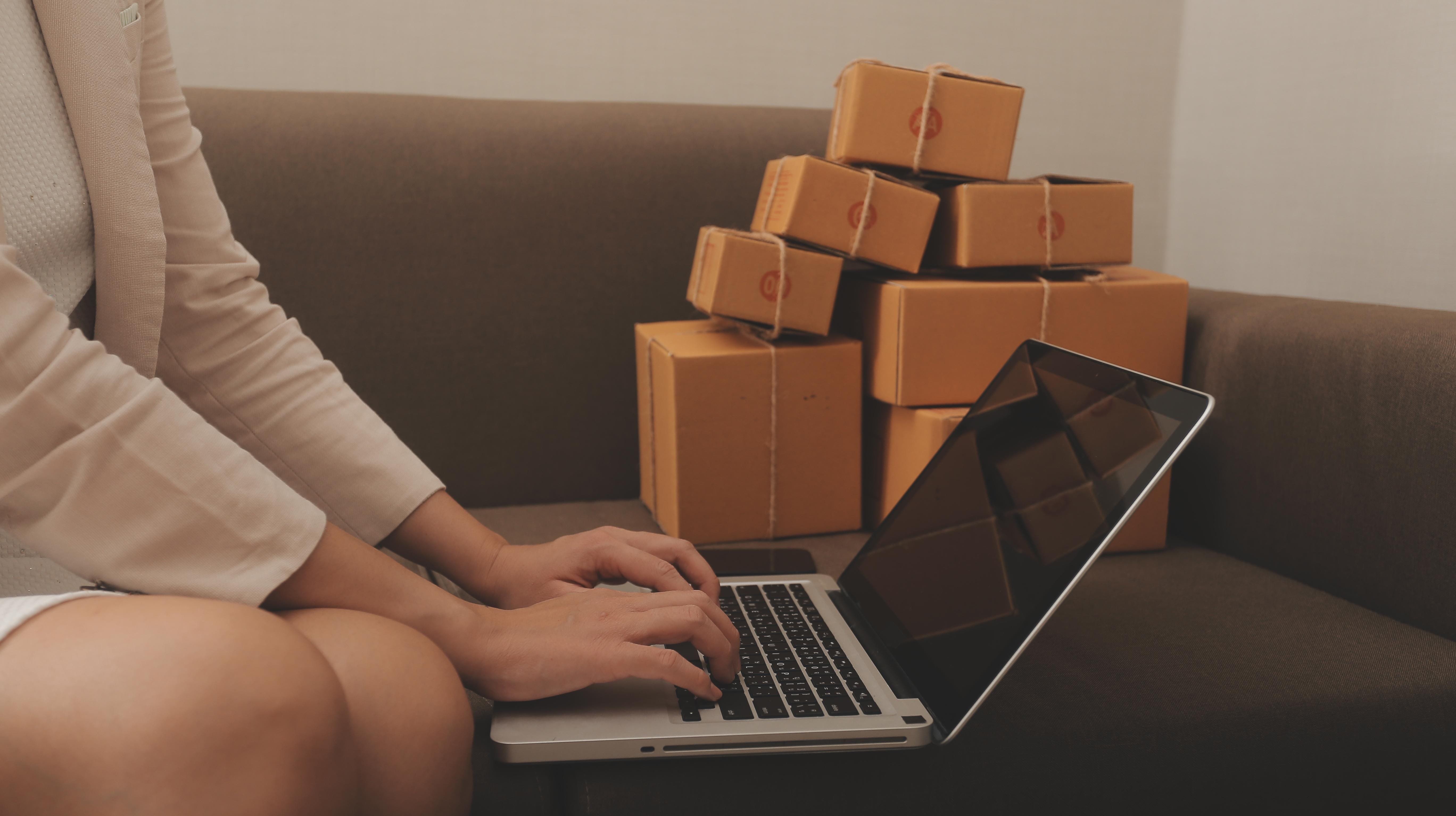 Persone che collaborano davanti a un computer